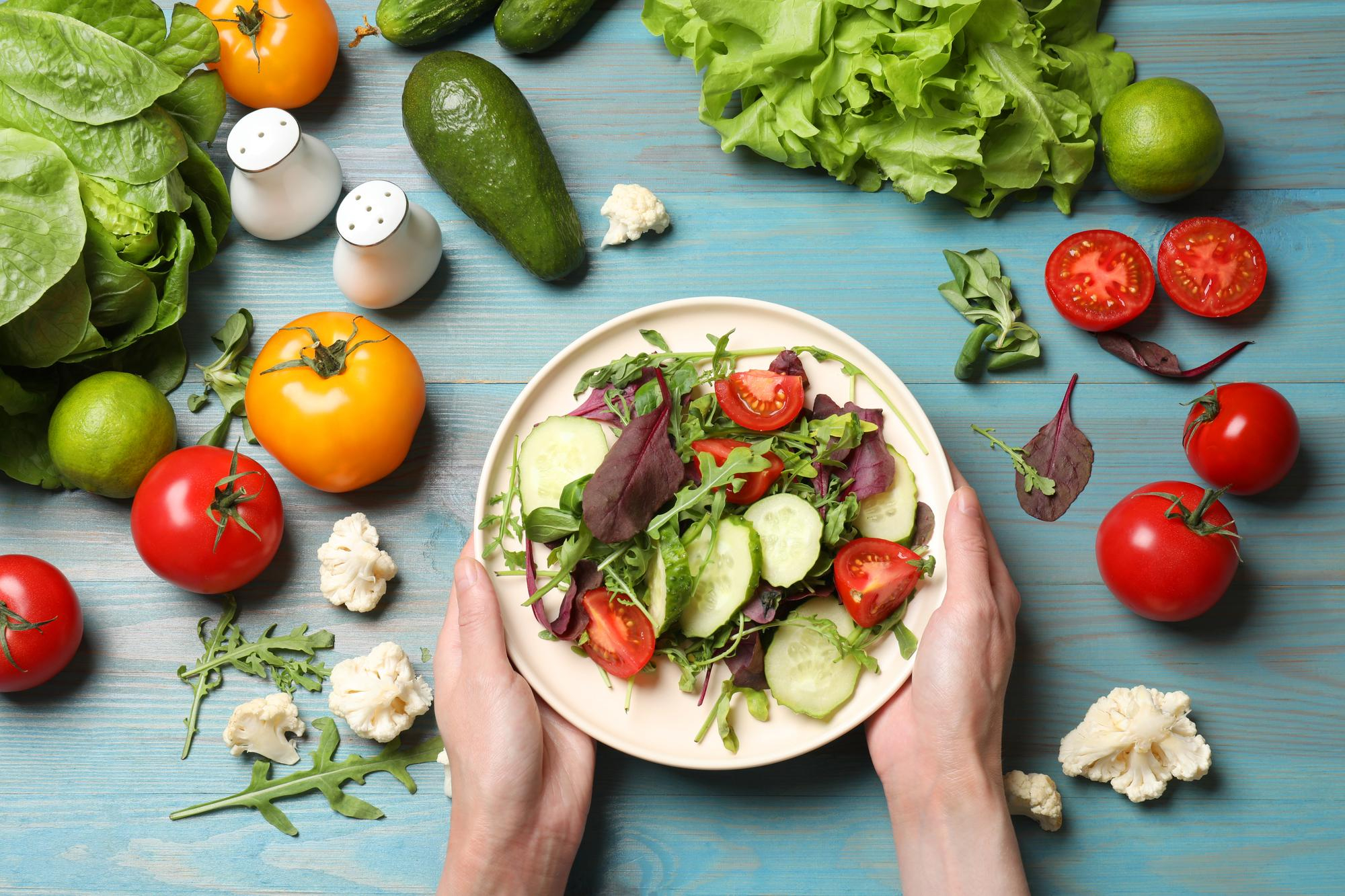 Dos profesionales en nutrición conversando sobre menús cotidianos